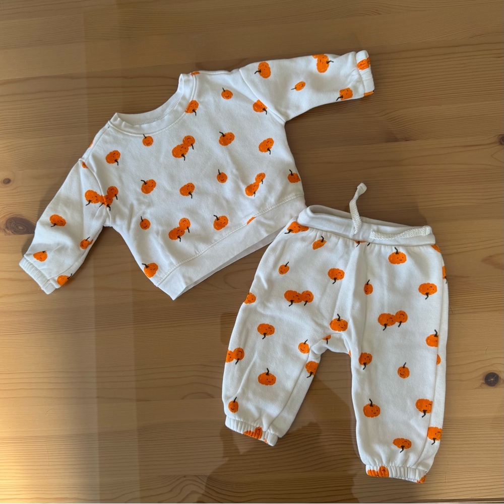 Old Navy Crew-Neck Sweatshirt and Sweatpants Set for Baby in Orange Pumpkins